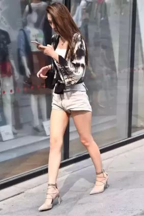 街拍牛仔熱褲如玉大長腿氣質美女