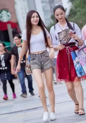 街拍美女 | 妹紙就是來秀修長大白腿的