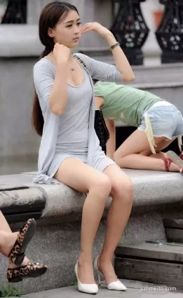 街拍貼身裙長發美女