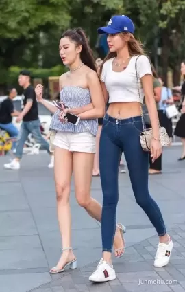 街拍高挑緊身牛仔褲大長腿渾圓挺翹露臍裝飽滿氣質女郎
