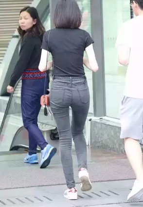 街拍緊身牛仔褲美腿纖細長腿渾圓挺翹好身材氣質女郎