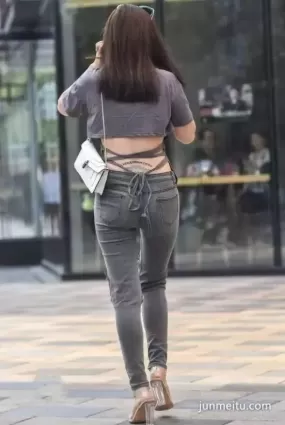 街拍時尚妹紙這條破洞牛仔褲很有個性