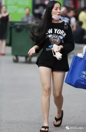 街拍穿拖鞋的豐腴氣質白皙玉腿長發時尚妹紙