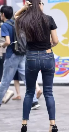 街拍牛仔緊身褲完美身材氣質墨鏡美婦