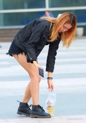 街拍氣質美腿漂亮迷人的黑色短褲姐姐
