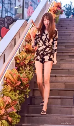街拍高挑苗條纖細白皙大長腿氣質女郎