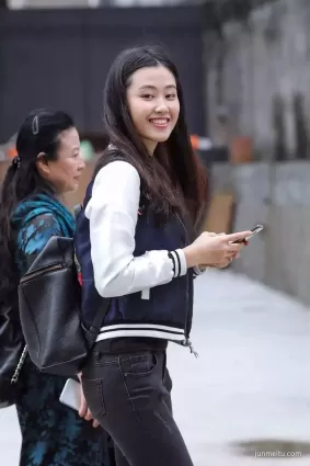 街拍牛仔長褲大長腿長發氣質美麗姐姐