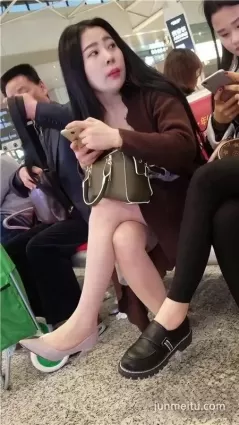 街拍候車室美腿長發姐