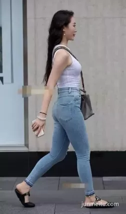 街拍緊身牛仔褲豐腴修長雙腿挺翹渾圓氣質女郎