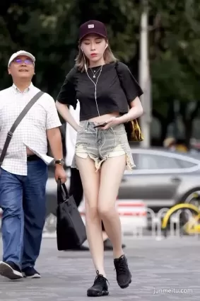 街拍高挑雪白如玉大長腿牛仔熱褲露臍裝小蠻腰妹紙