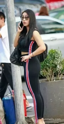 街拍氣質緊身褲豐腴墨鏡美女