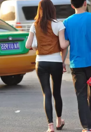 街拍緊身皮褲時尚女郎