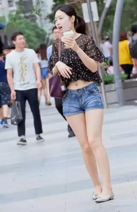 街拍看上去很清新的素顔美女