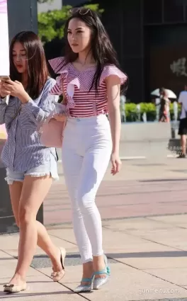街拍白色緊身翹可愛美眉，模樣身材都不錯！