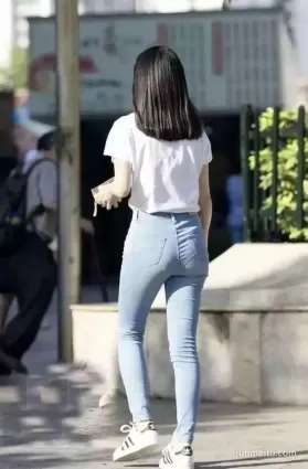 街拍緊身牛仔褲年輕氣質漂亮的妹紙