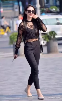 街拍墨鏡氣質黑色緊身褲白皙豐盈女郎