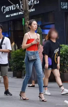 街拍高挑緊身牛仔褲渾圓挺翹修長雙腿吊帶露肩氣質妹紙