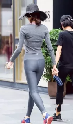 街拍 | 緊身褲高挑時尚女郎完美好身材