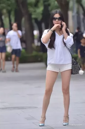 街拍墨鏡冷豔氣質時尚短褲美腿女郎