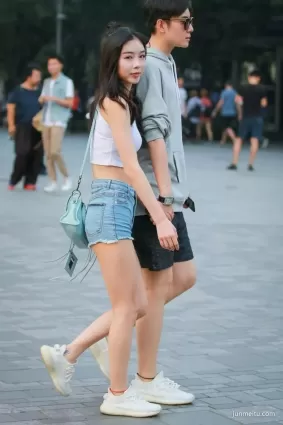 街拍牛仔熱褲白皙長腿小蠻腰漂亮妹紙
