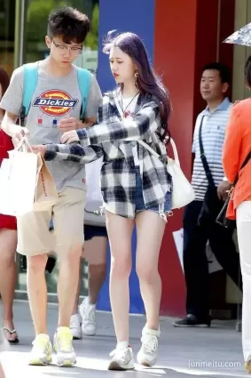 街拍白皙如玉修長腿時尚妹紙