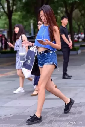 街拍牛仔短褲的修長筆直長腿靓麗時尚女郎
