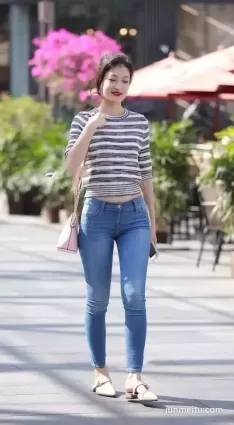 街拍高挑身姿緊身牛仔褲豐腴修長雙腿渾圓挺翹韻味女郎