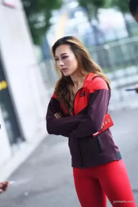 街拍紅色緊身褲豐腴修長雙腿挺翹好身材氣質漂亮女郎