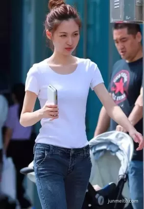 街拍牛仔褲美腿白皙氣質妹紙