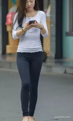 街拍緊身褲 | 黑色緊身褲氣質美女走路玩手機
