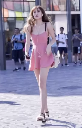 街拍皮白，粉裙的長發！