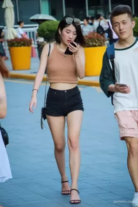 街拍黑色超短褲白皙大長腿氣質時尚女郎