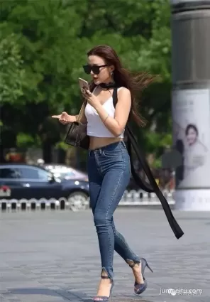 街拍  性感牛仔褲翹臀小蠻腰美女