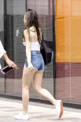 街拍身材豐滿前凸後翹的牛仔短褲白皙女郎