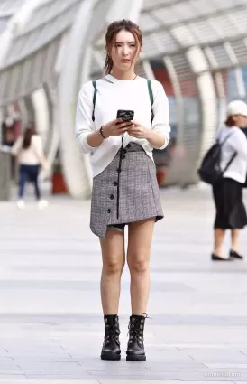 街拍高挑豐盈白皙雙腿短裙時尚氣質妹紙