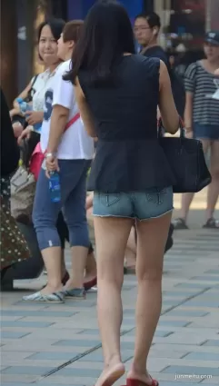 街拍美女 | 牛仔短褲美女的背影
