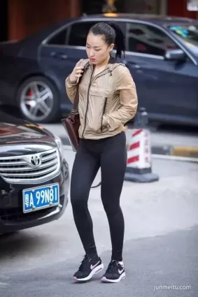 街拍 | 夾克緊身褲美女