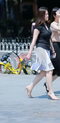 街拍身材勻稱的白皙豐腴女郎