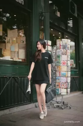 街拍美女 | 時尚黑色t恤妹紙的時尚街頭
