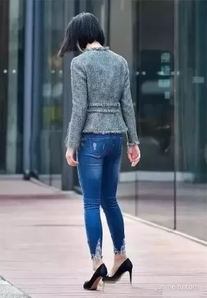 街拍高跟緊身牛仔褲大長腿挺翹渾圓優雅時尚氣質女郎