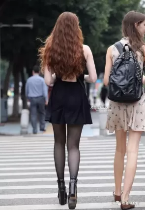 街拍黑絲美女，外國亮妹