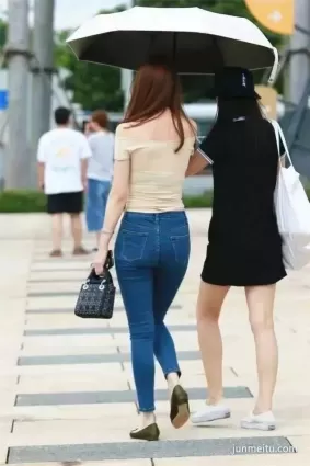 街拍緊身牛仔褲緊翹身材女郎