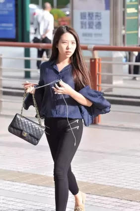 街拍黑色緊身褲長發氣質漂亮美女