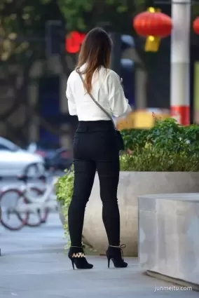 街拍 | 緊身褲高挑美女