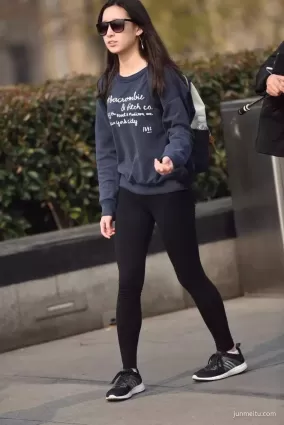 街拍黑色緊身褲修長腿身材好精緻面孔漂亮墨鏡美女
