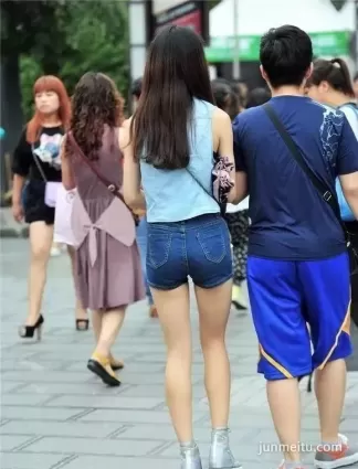 街拍高挑牛仔熱褲苗條長腿妹紙誘惑背影