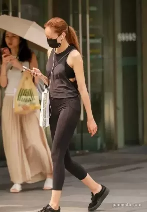 街拍流行緊身褲苗條身材高挑美背女郎
