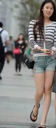 街拍牛仔熱褲修長雙腿氣質清新妹紙