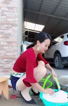 街拍剛過門的漂亮媳婦