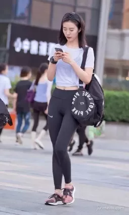 街拍緊身瑜伽褲修長雙腿渾圓挺翹露臍裝飽滿氣質白皙女郎